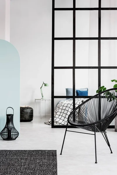 Intérieur chambre noir et blanc avec fauteuil chic, lanterne et lit king size — Photo