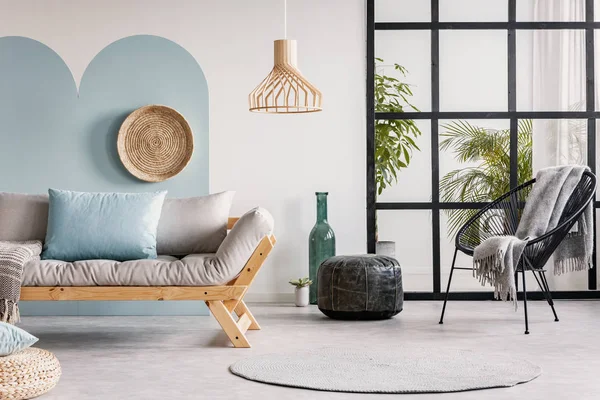 Jungle urbaine dans le salon blanc et bleu lumineux intérieur avec canapé futon scandinave — Photo