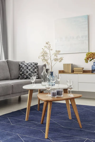 Blumen auf hölzernem Couchtisch in modischem Wohnzimmerinterieur mit skandinavischem Design — Stockfoto