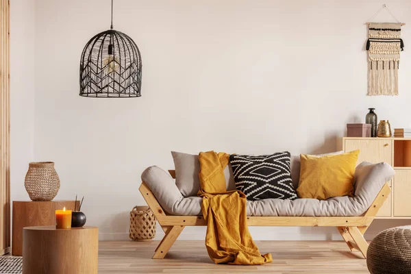 Elegancki czarny żyrandol nad kanapą we współczesnym salonie — Zdjęcie stockowe