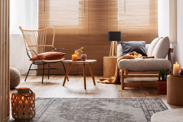 Stijlvolle natuurlijke woonkamer met rauwe houten meubels en oranje accenten — Stockfoto
