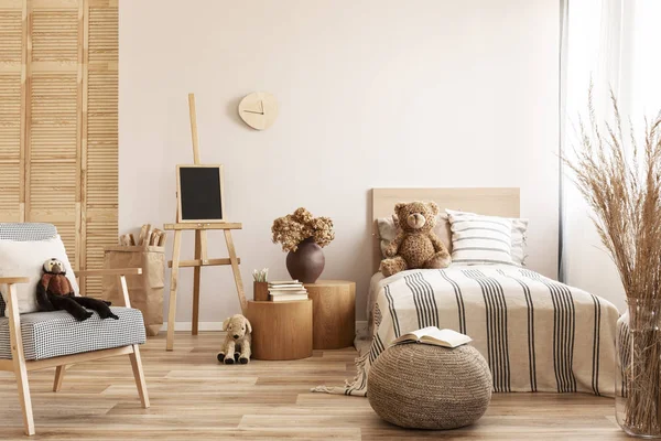 Osito de peluche en una cama de madera en el dormitorio natural de los niños — Foto de Stock