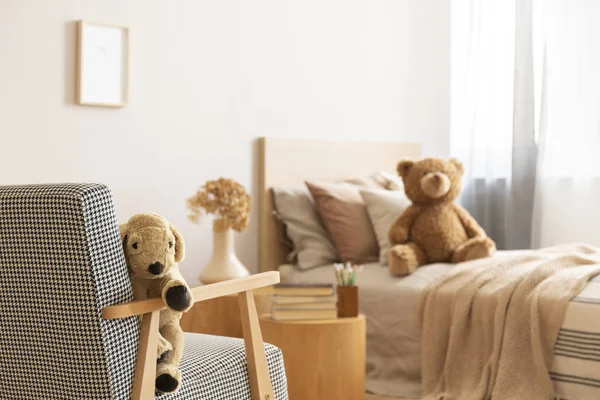 Teddy bear on single wooden bed in natural kid's bedroom — Stock Photo, Image