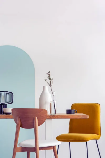 Vase blanc sur table en bois avec intérieur de salle à manger fantaisie avec mur blanc et bleu — Photo