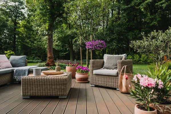 Elegáns kerti bútorok a kertvárosi ház teraszán — Stock Fotó