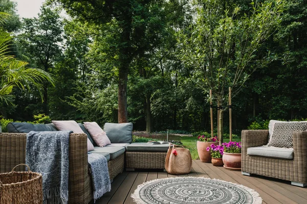 Giardino patio decorato con divano in vimini scandinavo e tavolino — Foto Stock