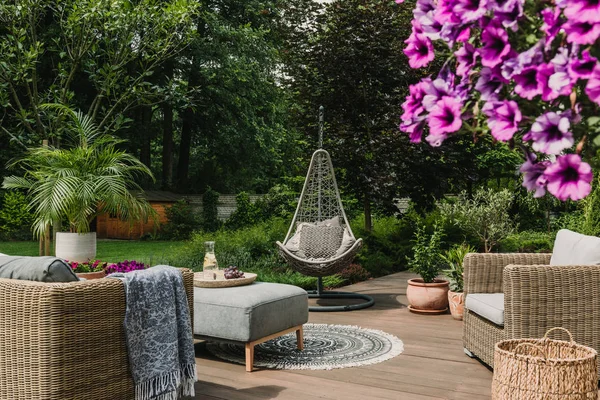 Stylowe dekoracje ogrodowe z fantazyjnym krzesłem i meblami ogrodowymi — Zdjęcie stockowe