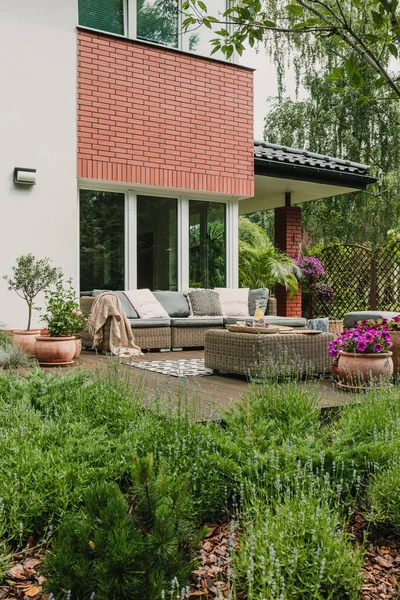 Elegante tuinmeubelen op terras van voorstedelijk huis — Stockfoto