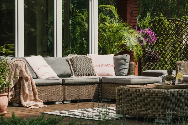 Linda terraza soleada en el jardín verde de la finca de moda —  Fotos de Stock