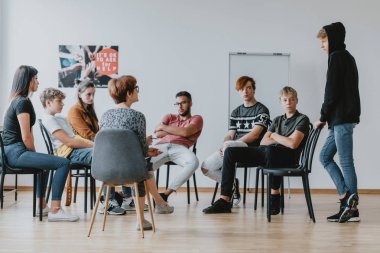 Sınıfta tartışıyoruz.