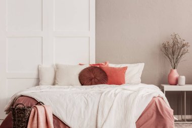 Moda yatak odası iç bej duvara kopya alanı