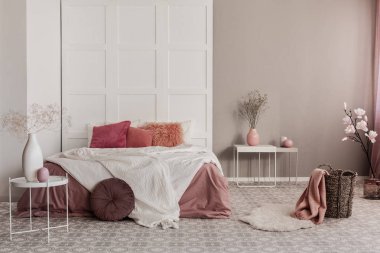 Amaranth yastık ve moda yatak odası iç kral yatak üzerinde kirli turuncu yatak