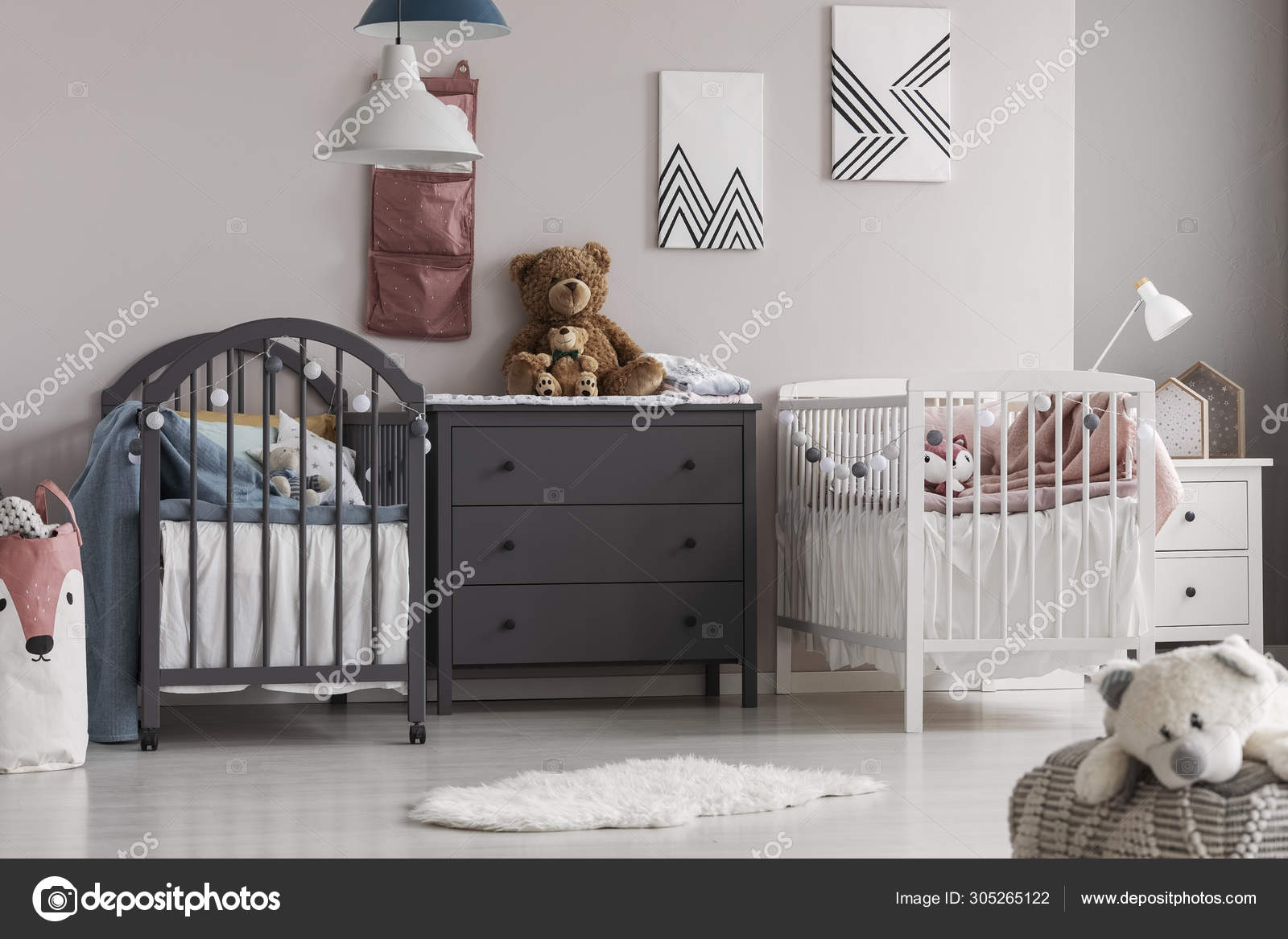 atoom marathon dak Grey wooden commode in the middle of cute baby room for twins Stock Photo  by ©photographee.eu 305265122