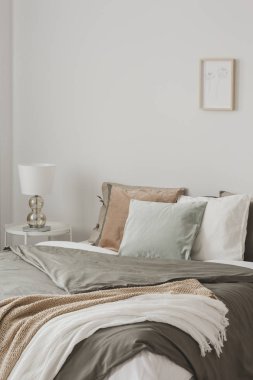 Hygge ilham yatak odasında yorgan ve battaniye ile kral boyutu yatakta Renkli yastıklar