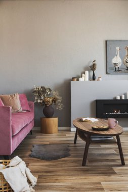 Pastel pembe kanepe, ahşap sehpa ve Eko şömine ile şık oturma odası iç