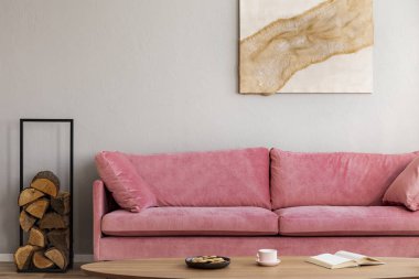 Pembe ve ahşap aksan ile nötr renklerde oturma odası