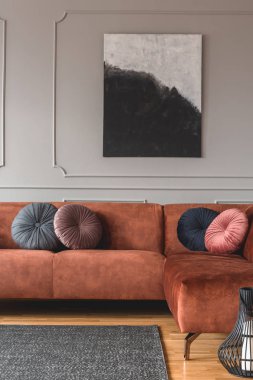 Gri, siyah, bej ve pembe yuvarlak kadife yastıklar zencefil renkli oturma odası kanepe