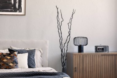 Vintage ahşap dolap trendy yatak odası iç yastık ve battaniye ile kral yatak yanında