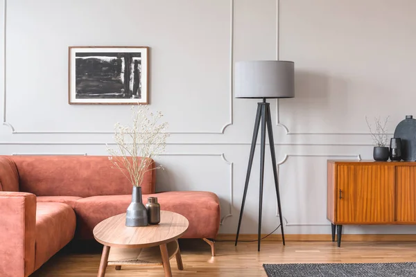 Elegante lámpara gris alta en el elegante interior de la sala de estar con cómodo sofá de esquina marrón — Foto de Stock