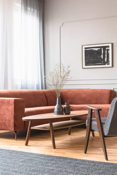 Trendy Vintage fauteuil in stijlvolle Scandinavische woonkamer interieur met grijze muur — Stockfoto