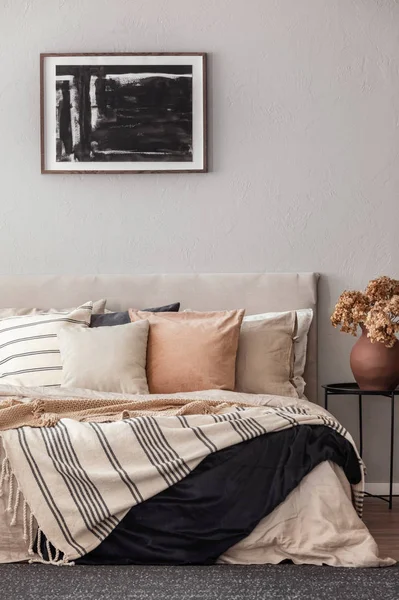 舒适的枕头在舒适的大特大号床在明亮的卧室内部优雅的公寓 — 图库照片