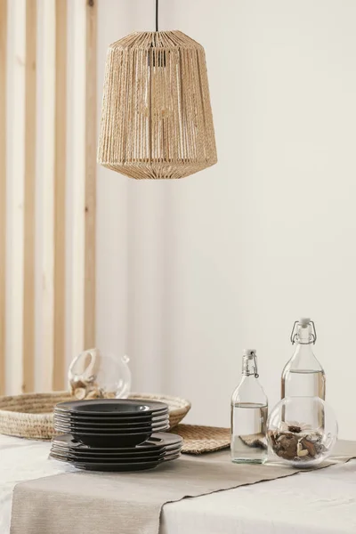 Close-up van stijlvolle rotan lamp boven tafel — Stockfoto