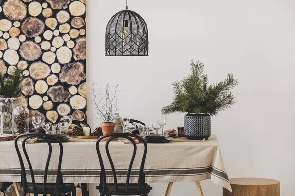 Zwarte stoelen en hanglamp in de eetkamer — Stockfoto