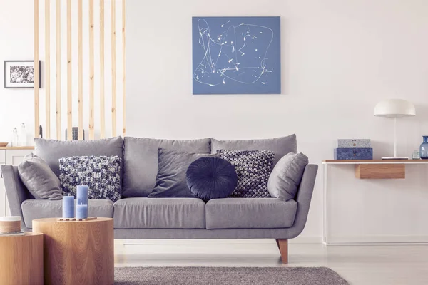 Elegante salón escandinavo interior con pintura azul en la pared y mesa de consola con lámpara —  Fotos de Stock