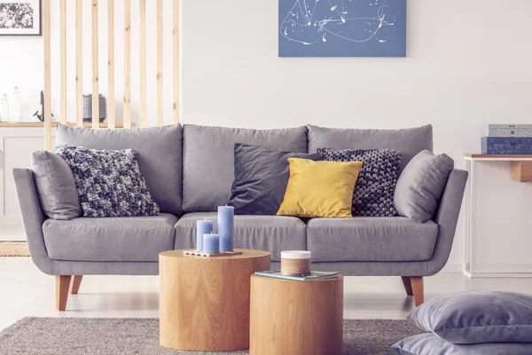 Přírodní skandinávský obývací pokoj s dřevěným nábytkem, obrázek na prázdné bílé stěně — Stock fotografie