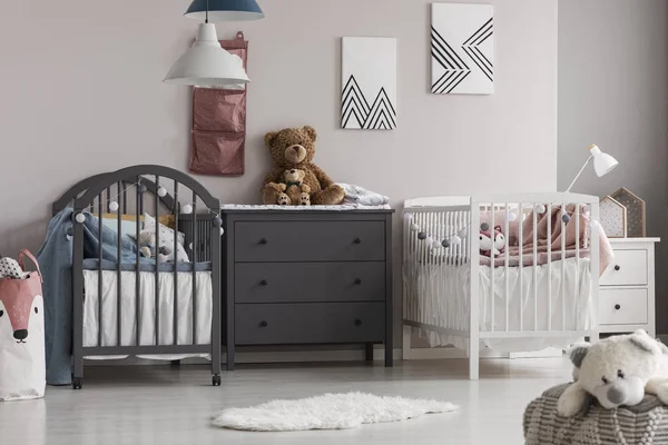 Cómoda de madera gris en medio de una linda habitación para bebés para gemelos — Foto de Stock