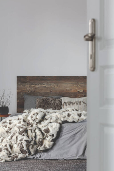 Open door to grey elegant bedroom interior with rustic design, copy space on empty wall — Stock Photo, Image