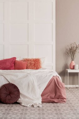 Amaranth yastık ve moda yatak odası iç kral yatak üzerinde kirli turuncu yatak