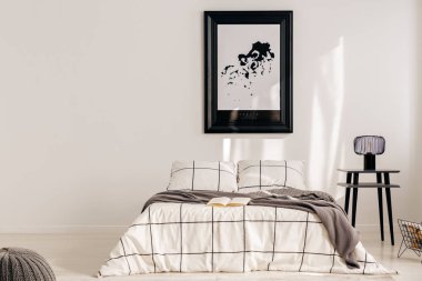 Kareli yatak odası ile trendy yatak odası iç siyah çerçeve siyah ve beyaz harita