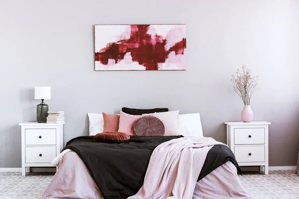 Black duvet on king size bed in classy bedroom interior — Stock Photo, Image