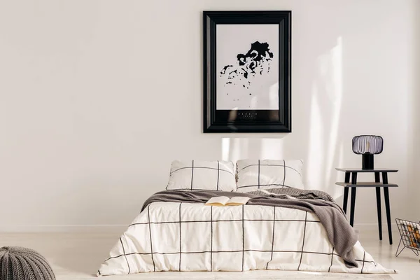 Zwart-wit kaart in zwart frame in trendy slaapkamer interieur met geblokte slaapkamer — Stockfoto