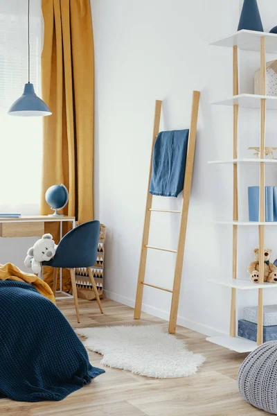 Dormitorio contemporáneo y espacio de trabajo habitación adolescente con cortinas naranjas — Foto de Stock