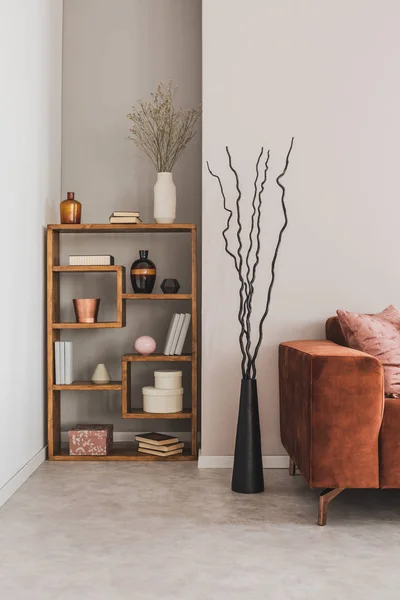 Lekker bokhylle med bøker, esker og vaser i elegant stue – stockfoto