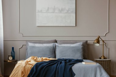 Zarif yatak odasında kral yatak üzerinde Pastel mavi soyut boyama