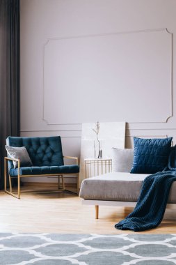 Şık oturma odası iç trendy daire benzin mavi kadife koltuk
