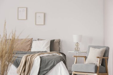 Moda yatak odası iç gri yatak ile rahat kral yatak yanında beyaz yastık ile Retro koltuk