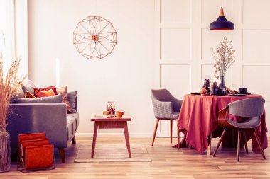 Şık oturma odası iç beyaz duvarda şık modern saat