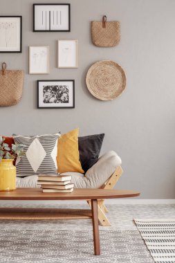 Şık oturma odası iç desenli yastıklar ile Bej İskandinav settee