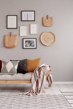 Doğal oturma odası iç İskandinav futon kanepe üzerinde renkli yastık ve battaniye
