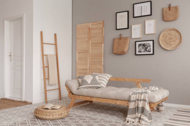 İskandinav futon ile rahat kanepe ile doğal oturma odası iç