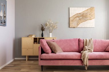 Pembe ve ahşap aksan ile nötr renklerde oturma odası