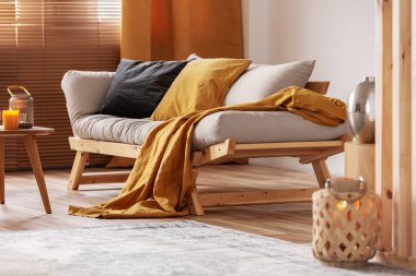 Futon ve siyah ve turuncu yastıklar ile rahat İskandinav kanepe closeup
