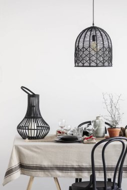 Yemek odasında siyah süslemelerin yakın çekim