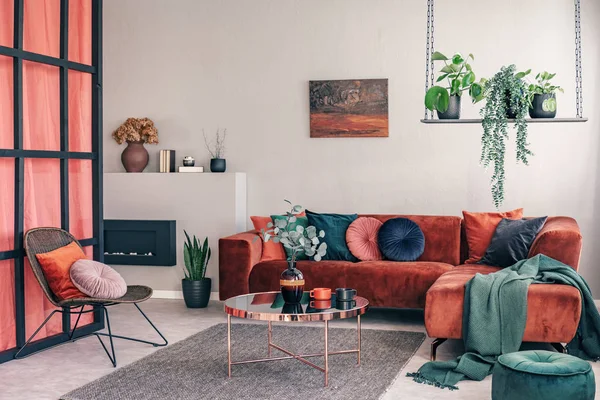 Exquisito interior de la sala de estar con muebles modernos y pared con mullions — Foto de Stock
