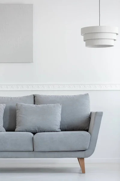 Scandinavische woonkamer sofa in witte dagelijkse kamer interieur met schilderen op de muur en lamp boven — Stockfoto