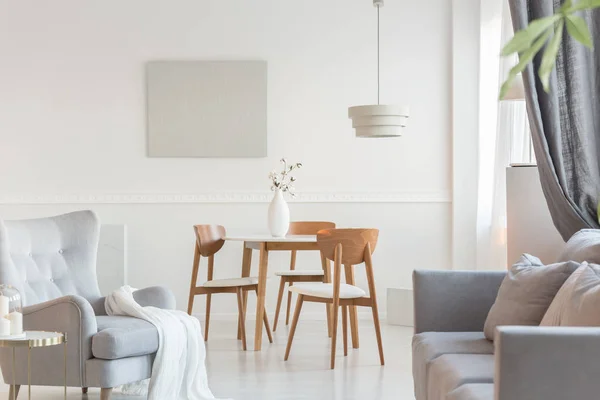 Runda matsalsbord med vit vas med bomullsblomma på enkel monokrom dagligen rum — Stockfoto